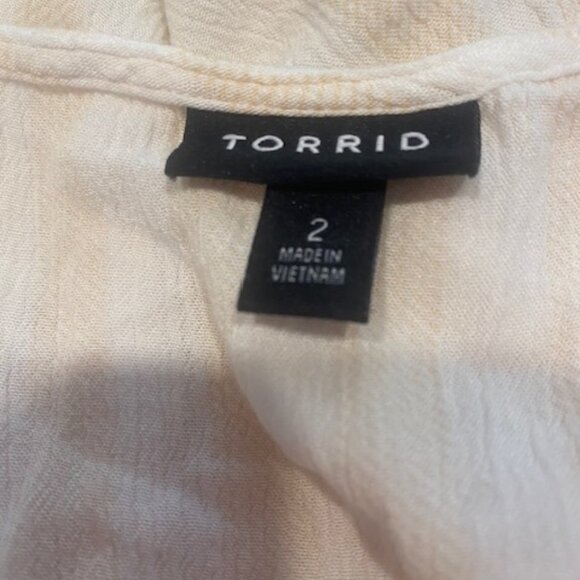 Torrid Women's White Tan Striped Crochet trim Flutter Sleeve top size 2/ 18-20 - Picture 5 of 7